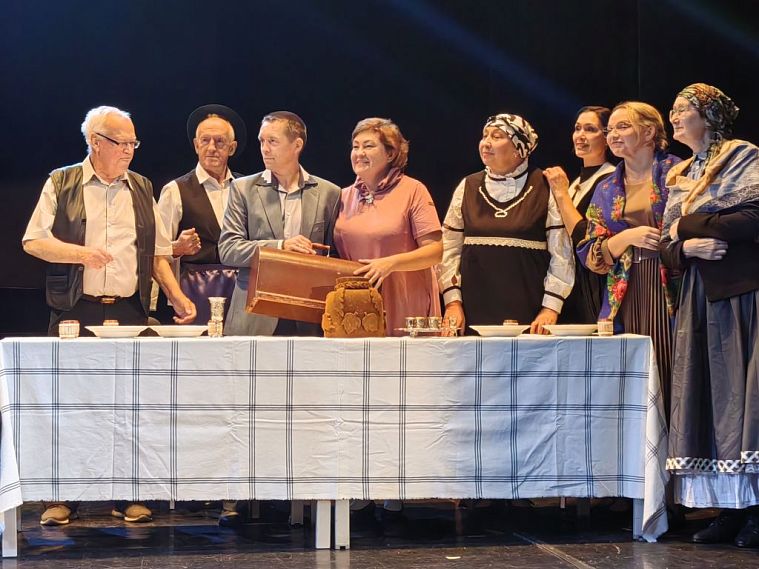 «Будем жить!». Железногорский клуб «Роза ветров» поставил спектакль по пьесе Григория Горина 