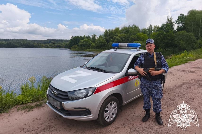 В Железногорском районе росгвардеец вместе с прохожими предотвратил попытку суицида женщины