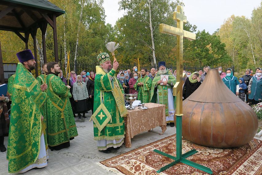 В Железногорске освятили купольный крест храма Преподобного Сергия Радонежского