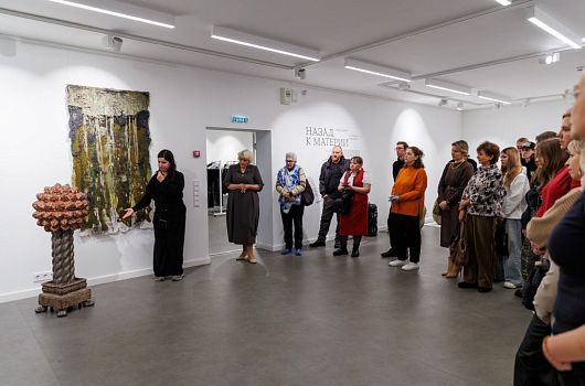 В Железногорске открыли выставку текстиля и керамики «Назад к материи»