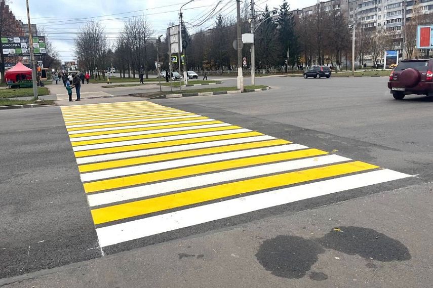 В Железногорске обновляют дорожную разметку на улице Димитрова