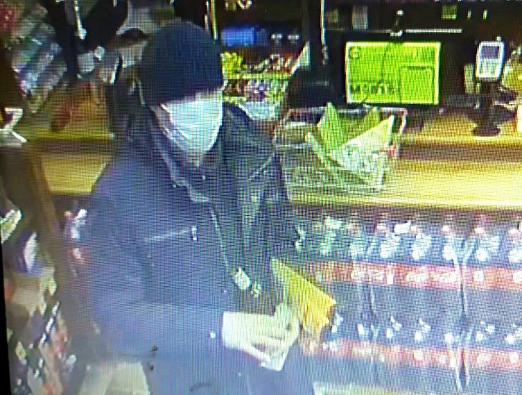 Железногорская полиция разыскивает мужчину, который ходит за покупками с чужой карточкой