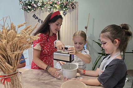 «АртКухня» учит юных железногорцев рисовать и готовить родное