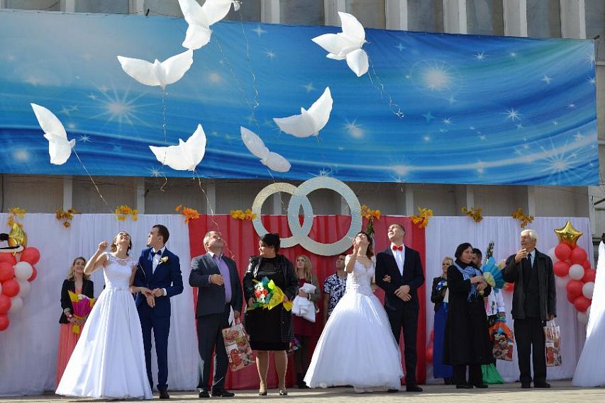 В Железногорске в День города поздравили молодоженов