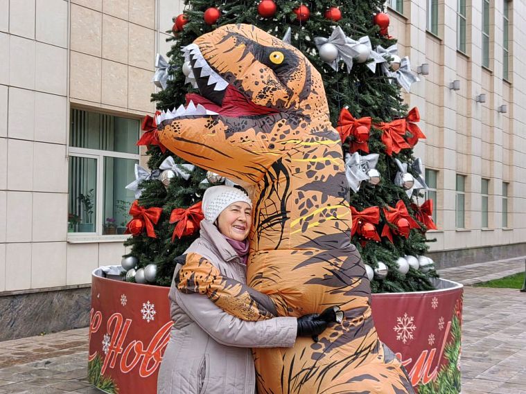 Железногорка Ольга Широченкова поднимает настроение горожанам в костюме динозавра