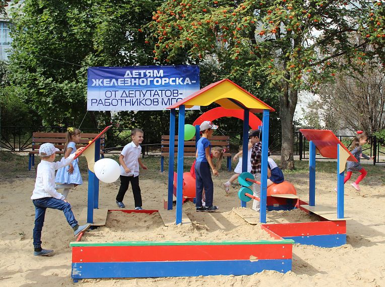 Под парусом детства. В Железногорске во дворе дома Гагарина, 10 открыт новый детский спортивно-досуговый комплекс