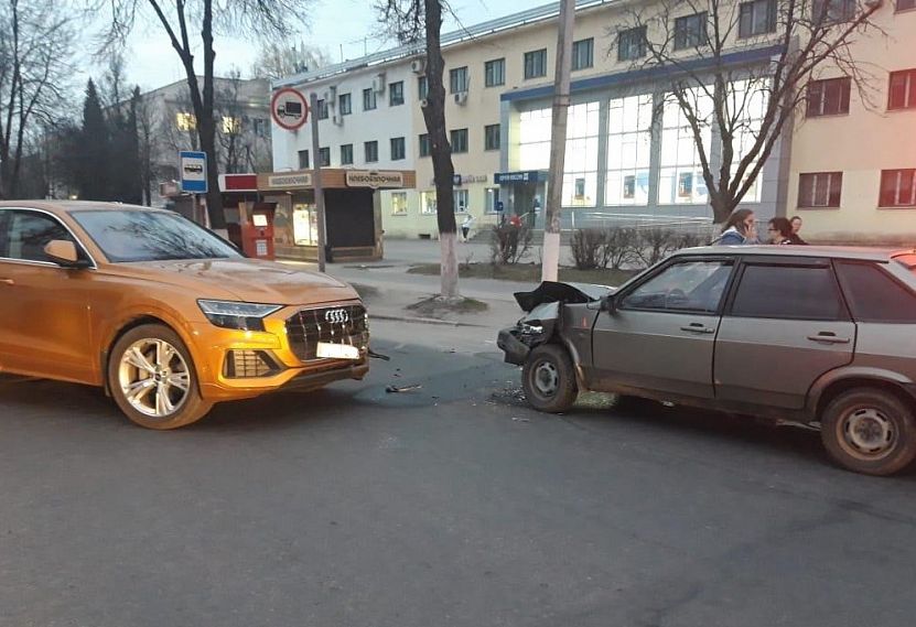 В Железногорске ВАЗ и Audi Q8 не поделили перекресток
