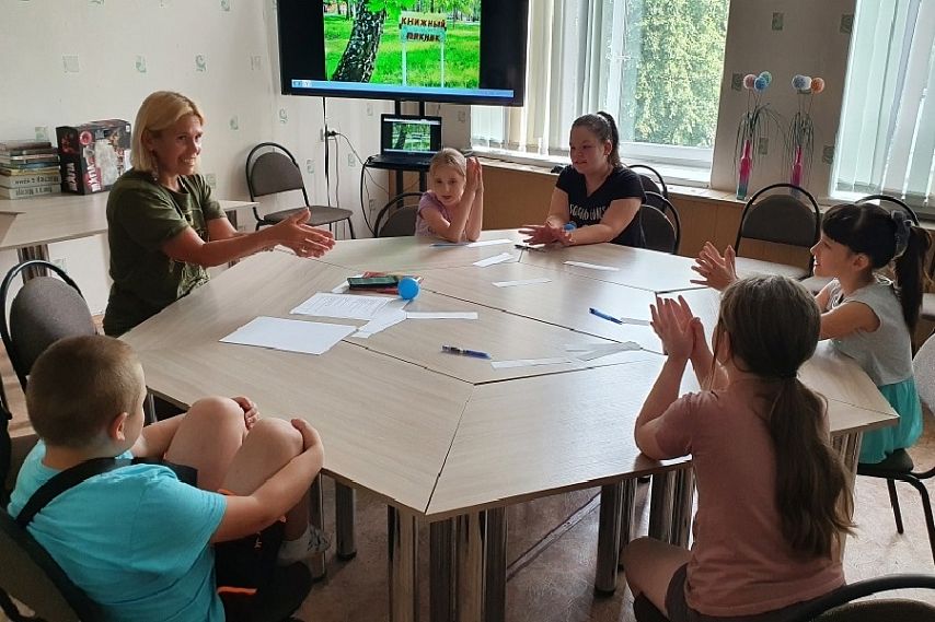 Юные железногорцы учились рифмовать вместе со сказочницей Ольгой Алёнкиной