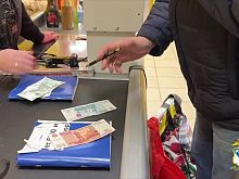 В трёх магазинах Железногорска продавцы приняли к оплате фальшивые деньги
