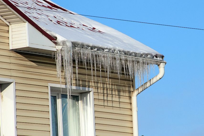 Железногорцев предупреждают о возможном обрушении снега и сосулек с крыш и карнизов