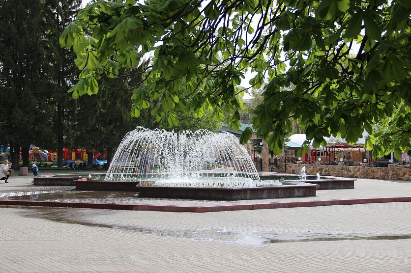 Сквер железногорск курская область. Парк Железногорск Курская область. Железногорск Курская область сквер.