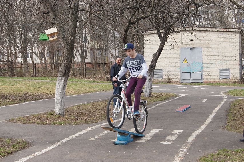 Школьники Железногорска освоили фигурное вождение велосипеда