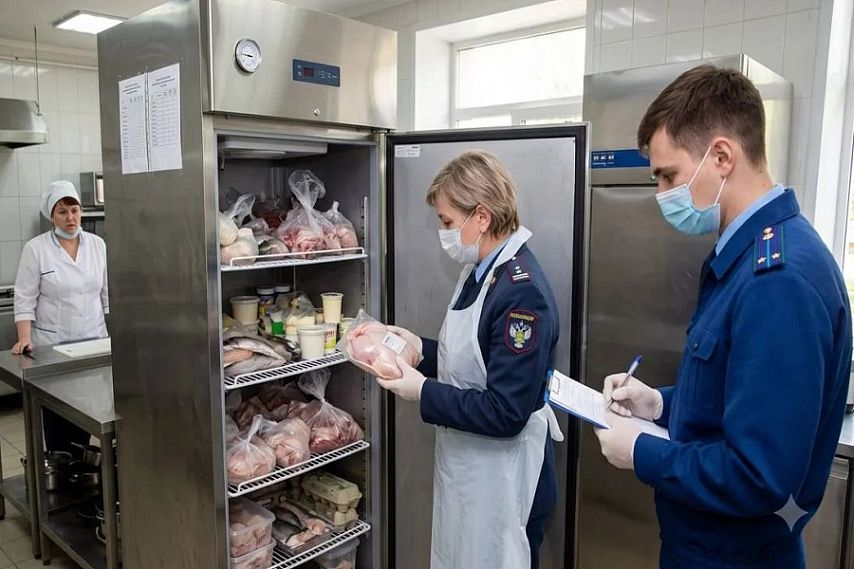 Детей в школах и садах Железногорского района кормили просрочкой