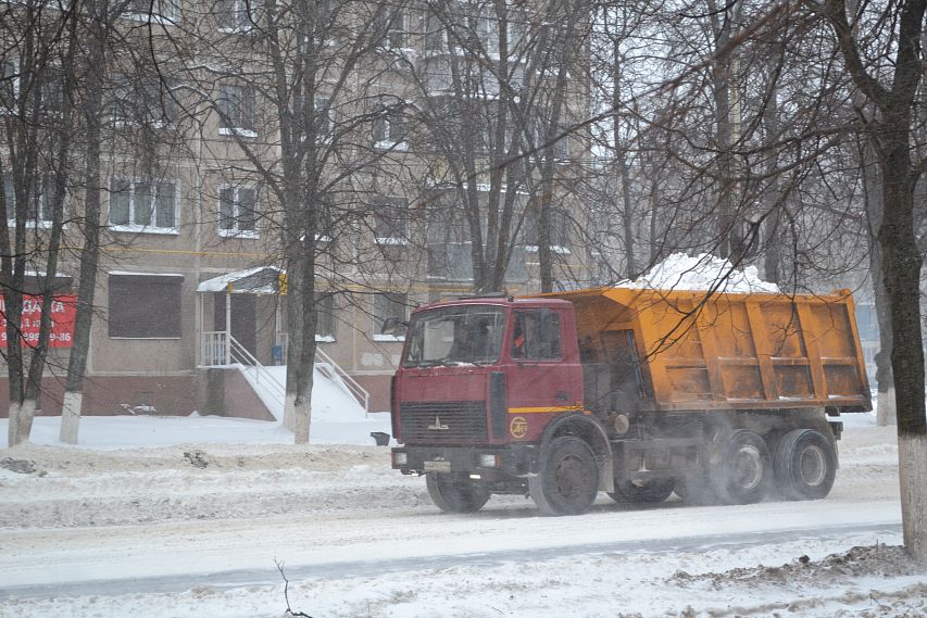 Снегоборьба: в Железногорске второй день продолжается метель
