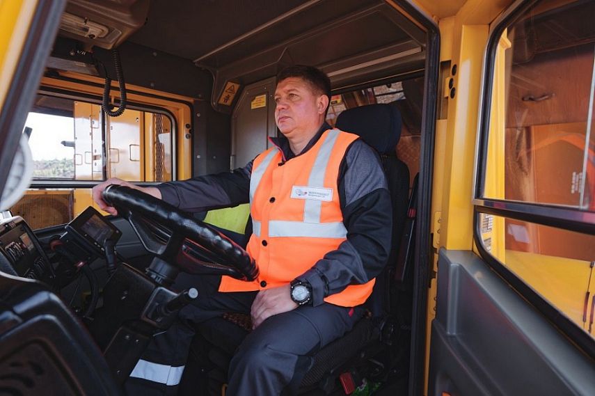 По дорогам с великаном. Как водитель Сергей Азарцов подружился с 240-тонным исполином