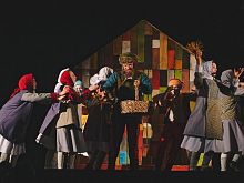 В Железногорске артисты Новоуральского театра показали детям «Серебряное копытце»