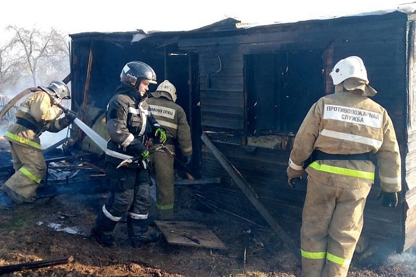 Железногорские пожарные потушили бесхозные строения в слободе Михайловка и в посёлке Новая жизнь