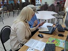 В железногорской библиотеке помогут разобраться с порталом Госуслуг