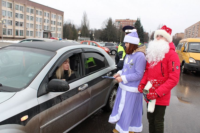 Дед Мороз и Снегурочка поздравили железногорских водителей и пешеходов с наступающими праздниками