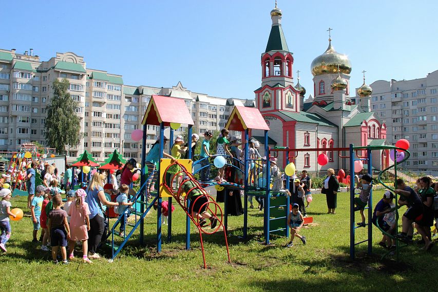 У Свято-Троицкого храма появился детский игровой комплекс 