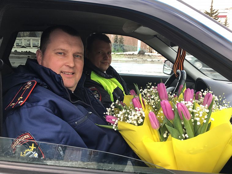Сюрприз на дороге: Тюльпаны для железногорских автоледи