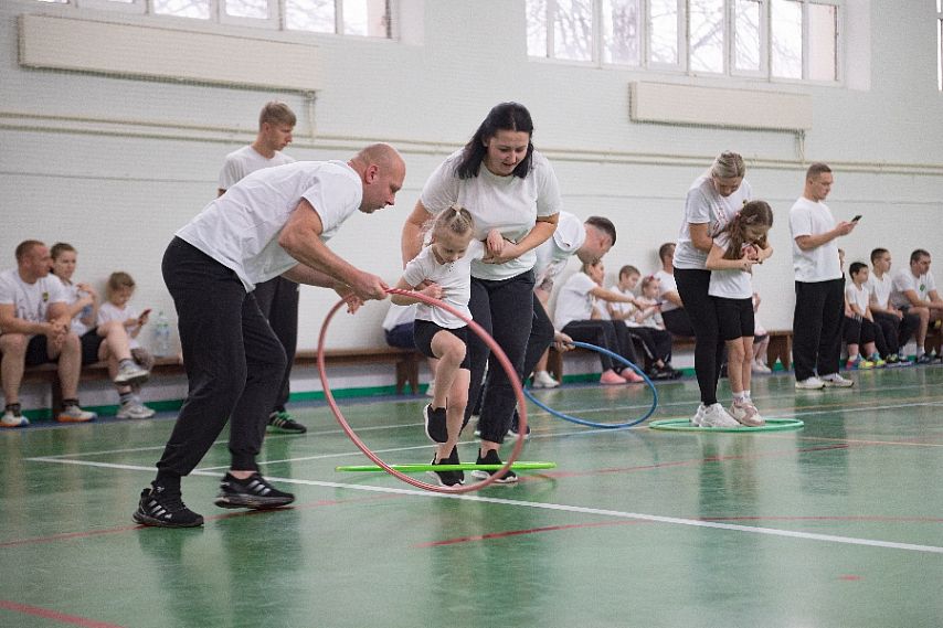 Как моя семья прыгала через обруч, бегала в мешках и одевала ребёнка на скорость