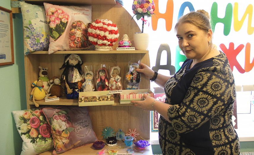 В кругу добра: в Железногорске открылась выставка, посвященная Дню матери