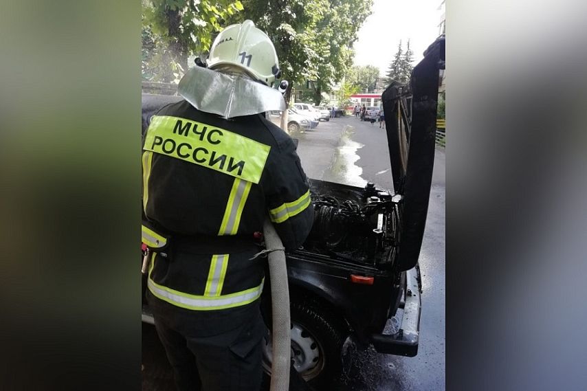 В одном из дворов Железногорска горела «Нива»