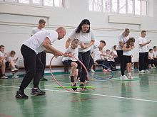 Как моя семья прыгала через обруч, бегала в мешках и одевала ребёнка на скорость