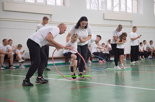 Как моя семья прыгала через обруч, бегала в мешках и одевала ребёнка на скорость
