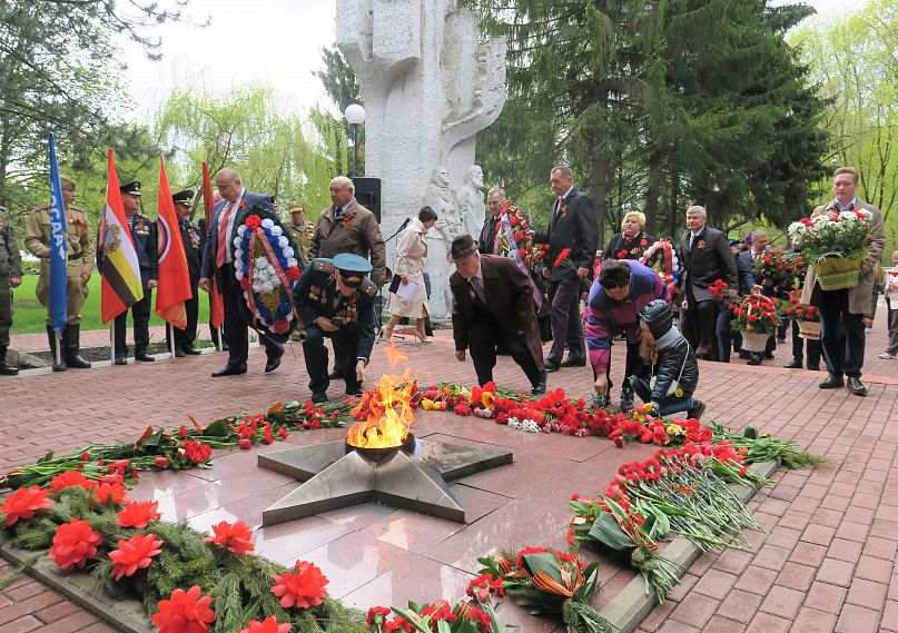 Со слезами на глазах: в Железногорске состоялись акции памяти, посвященные Дню Победы