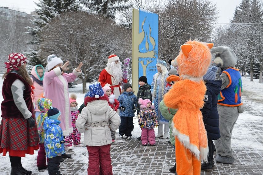 «Выходи гулять!»: в новогодние праздники на железногорской аллее Семьи проходила всероссийская акция, инициированная активной молодёжью