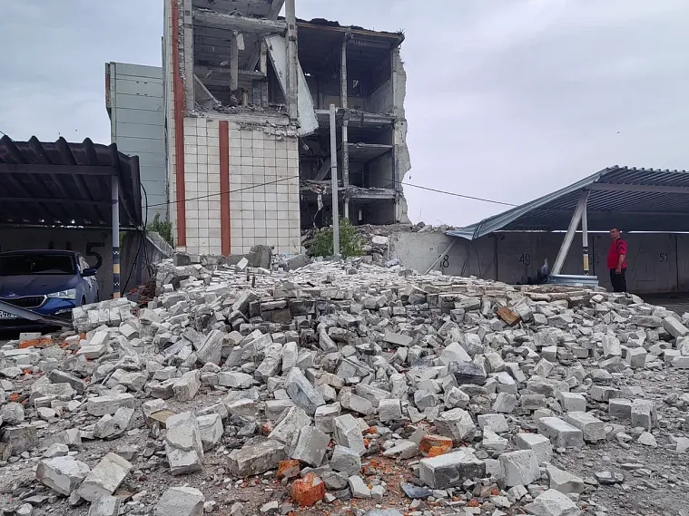 В Железногорске на автостоянку обрушилась стена здания бывшего завода «Кристалл»