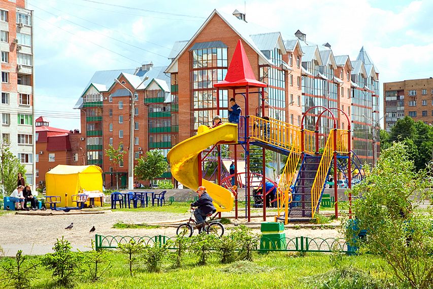 В Железногорске на Жукова и в центре строятся новые детские площадки