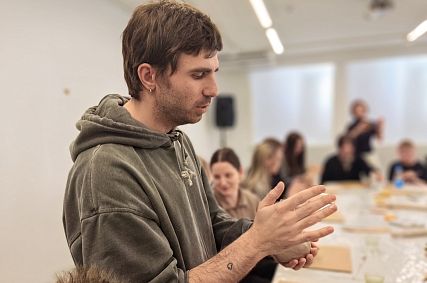 Железногорцы лепили с художником Борисом Макаровым