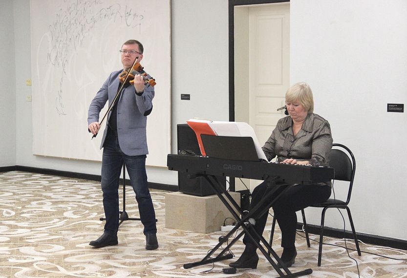 В Железногорске выставка Дарьи Назаровой «Пассионарии» завершилась музыкальным перформансом