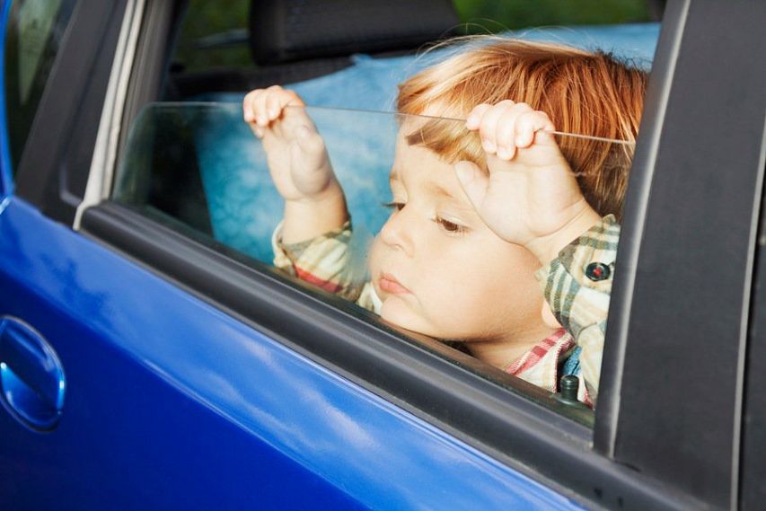 Все свое берем с собой: детей до 7 лет оставлять одних в авто - запрещено