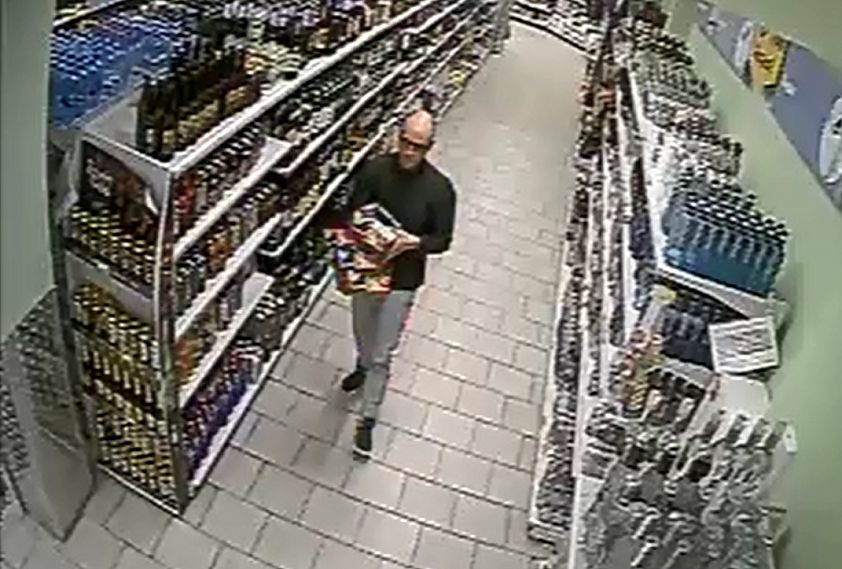 В Железногорске ищут укравшего 4 бутылки спиртного из магазина