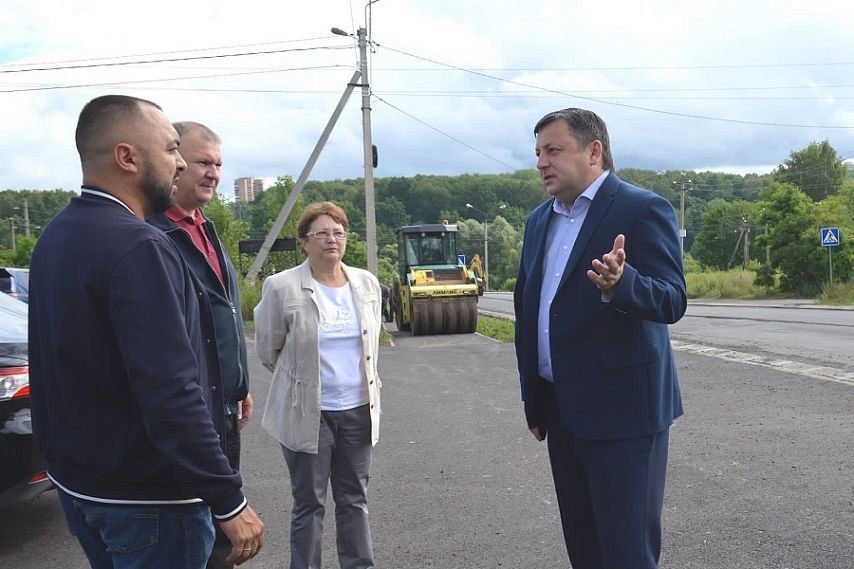 Глава города проверил ход работ по ремонту дороги между Железногорском и Разветье
