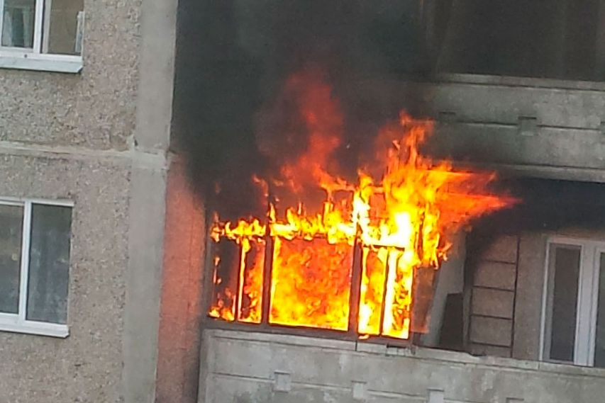 Пожарные потушили квартиру в доме на улице Горняков в Железногорске