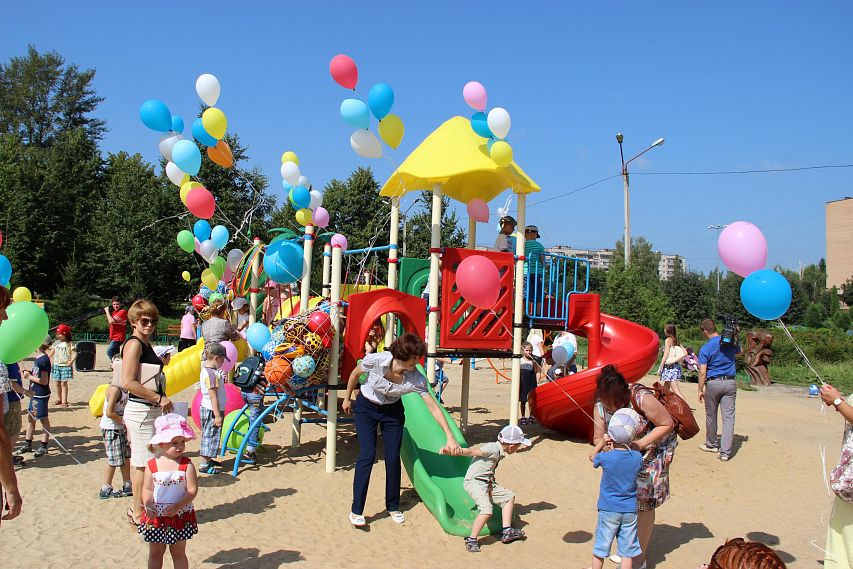 В Железногорске рядом с администрацией - новая игровая площадка для детей