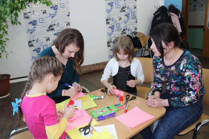 Активисты Школы полезного действия железногорского ЦДТ провели мастер-класс по изготовлению пасхальных игрушек