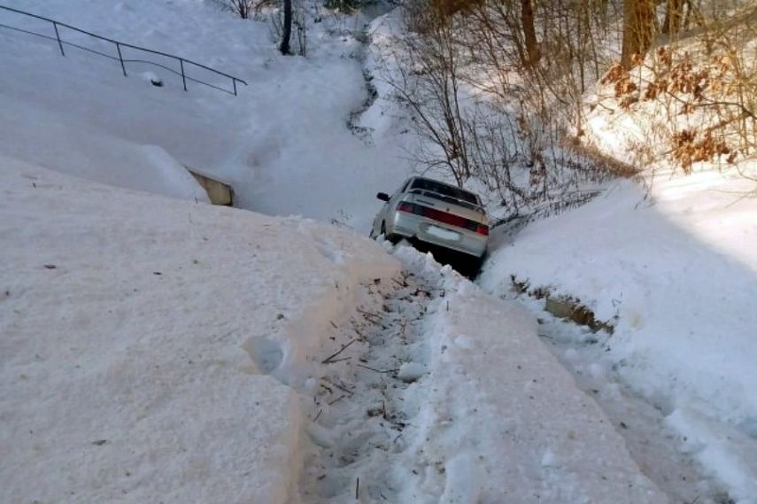В Железногорском районе после ДТП пожарные помогли водителю выбраться из автомобиля через окно