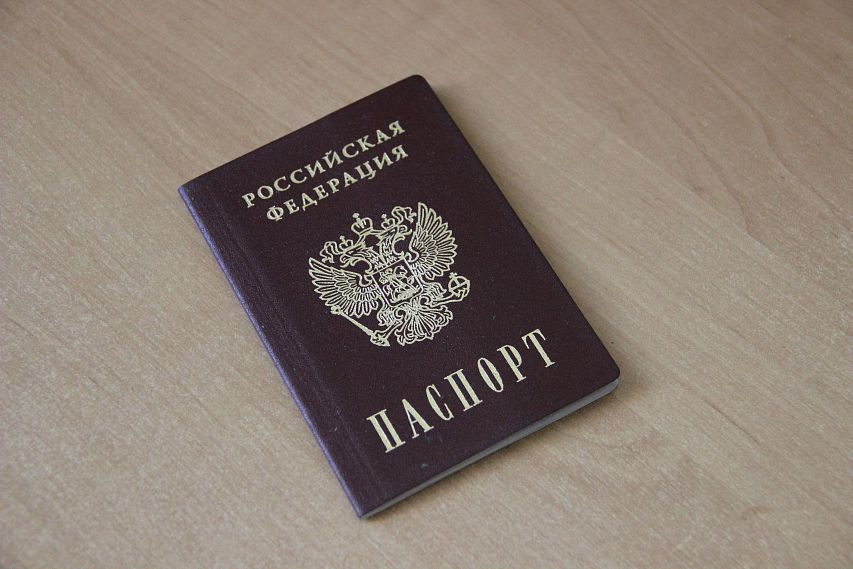 Минцифры примет решение о замене бумажного паспорта на электронный до конца года