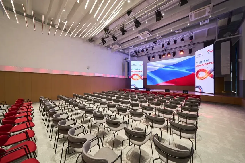 Единственный такой в регионе: губернатору показали актовый зал ЖГМК после реконструкции