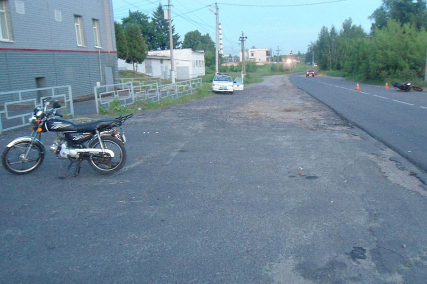 В Железногорске около ж/д-вокзала столкнулись мотоцикл и мопед