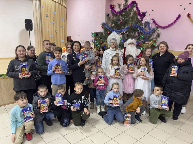 Железногорские полицейские поздравили детей в ПВР с Новым годом