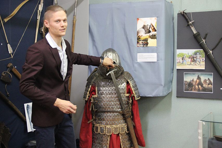 Сквозь века: в Железногорске открылась выставка «живой истории»