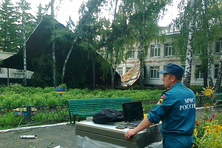 Сильный шторм сорвал крышу детского дома и обесточил несколько районов Курской области