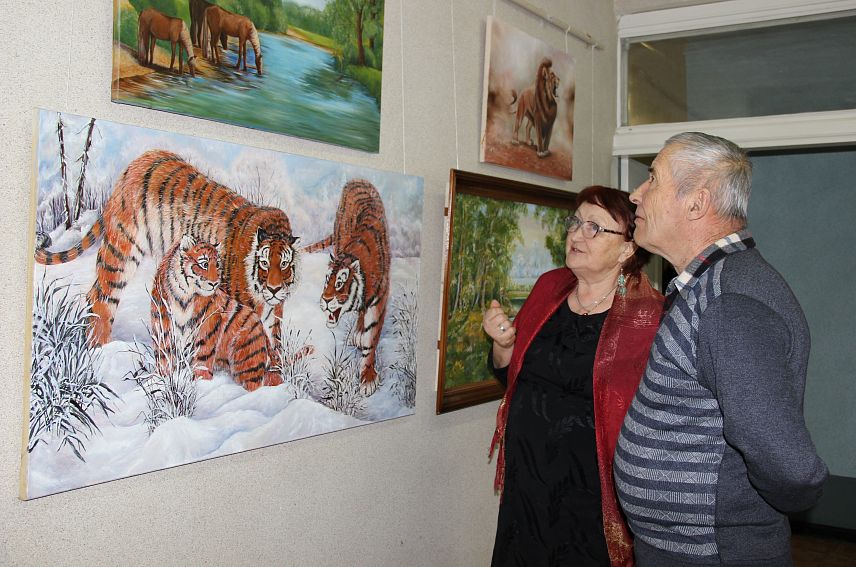 «Просто я очень люблю животных»: в краеведческом музее открылась выставка брянской художницы